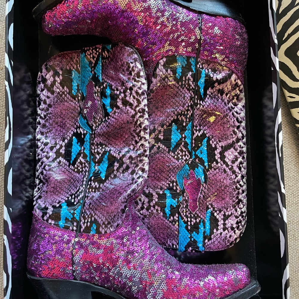 Size 6 cowboy boot mermaid on top of boot then goes into leather.